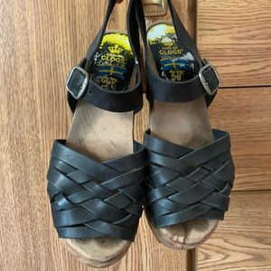 Braided leather clogs